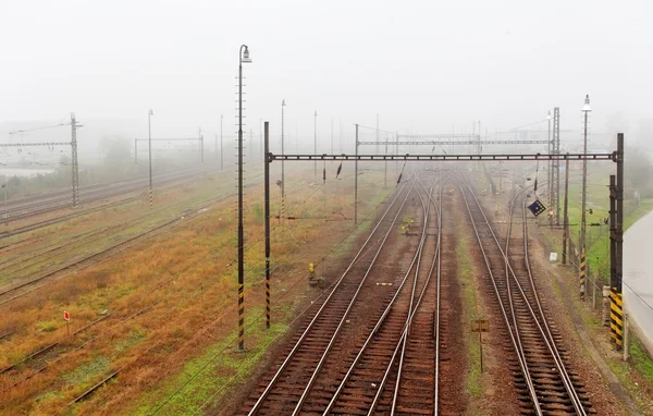 Järnvägsspår på dimma. — Stockfoto