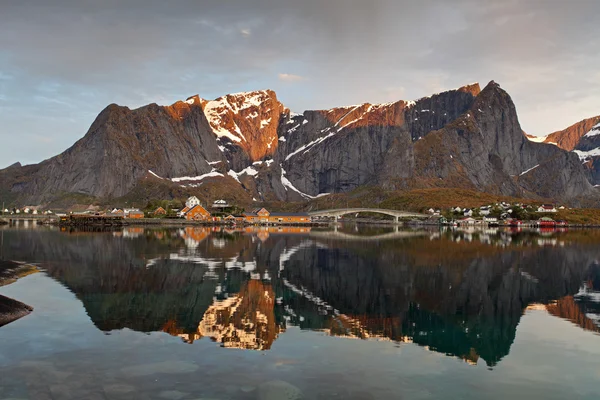 Salida del sol en Noruega con reflexión —  Fotos de Stock