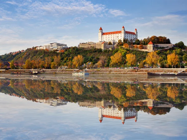 Bratislavský hrad na podzim, Slovensko — Stock fotografie