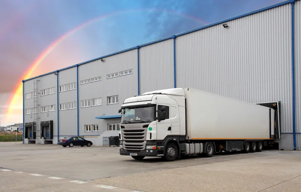 Vrachtvervoer - Vrachtwagen in het magazijn — Stockfoto