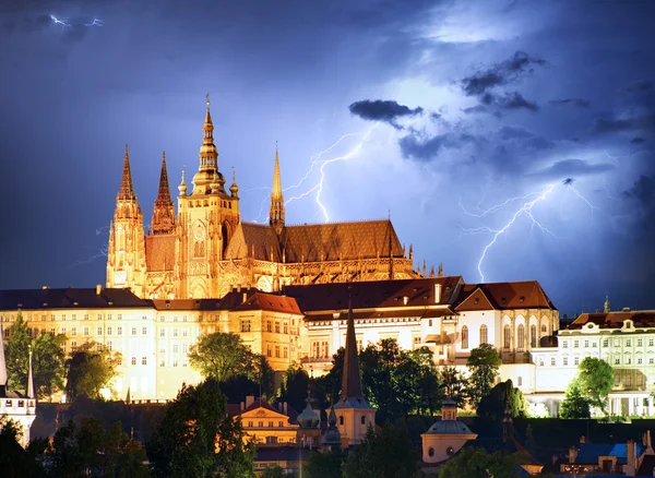 Prague castelo e charles ponte à noite — Fotografia de Stock