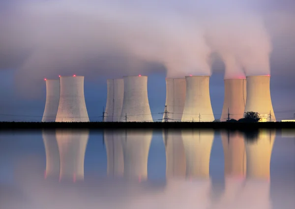 Centrale nucleare di notte — Foto Stock