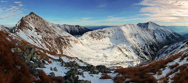 Mountain panorama vinterlandskap - solnedgång, Slovakien — Stockfoto