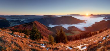 Slovakya dağ tepe Osnica sunrise - sonbahar panorama