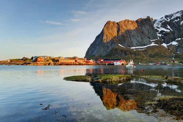 Escénica ciudad de Reine en las islas Lofoten en Noruega —  Fotos de Stock