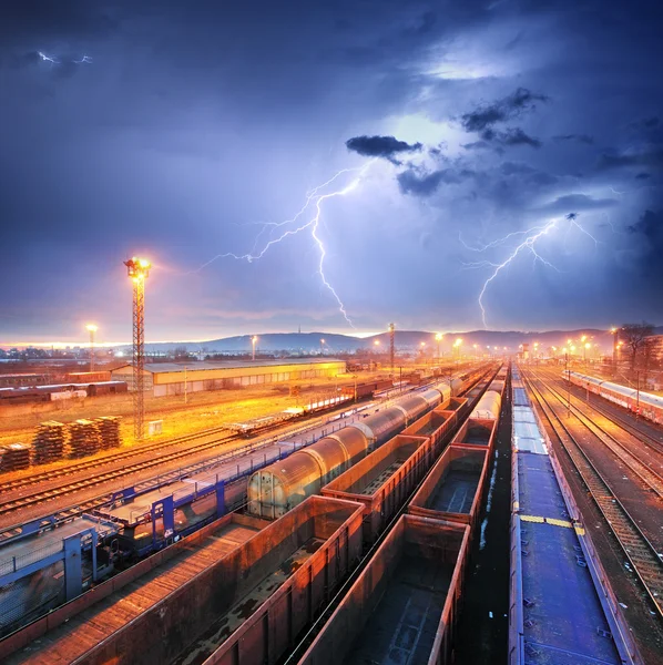 Transporte ferroviário de mercadorias na tempestade - Trânsito de carga — Fotografia de Stock