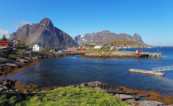 Schilderachtige vissersdorpje van reine door de fjord op lofoten eiland — Stockfoto