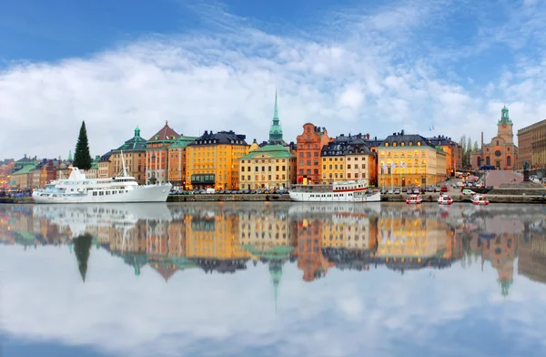 Scenic  panorama of the Old Town (Gamla Stan) pier architecture — Stock Photo, Image