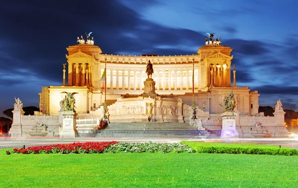 Rom, Italien. Vittoriano med gigantiska ryttarstaty av kung — Stockfoto