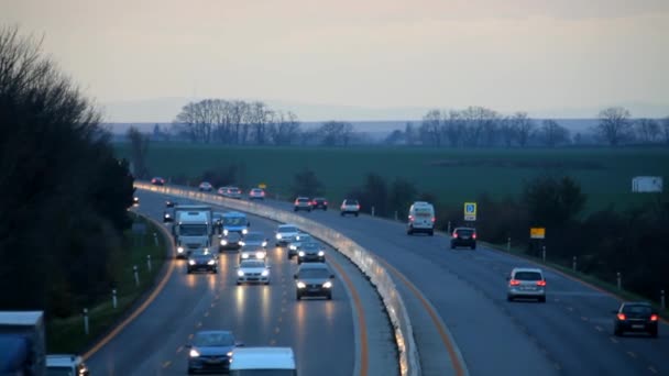 Autobahn mit Autos bei Sonnenuntergang - Transport — Stockvideo