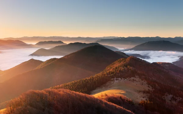 Berg zonsondergang herfst landschap in Slowakije — Stockfoto