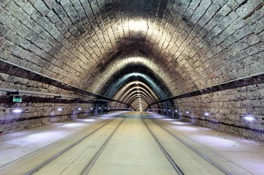 Yeraltı tren, taşımacılık hareketli istasyonu.