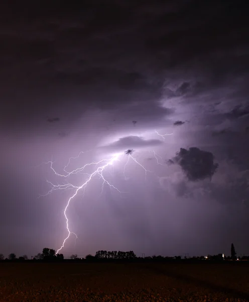 Fırtına yıldırım - manzara ile — Stok fotoğraf