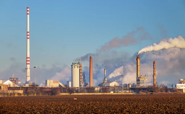 Завод с загрязнением воздуха — стоковое фото