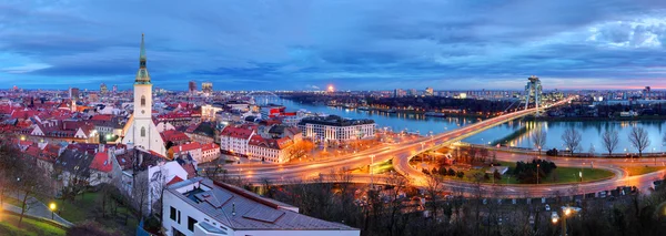 Bratislava városkép éjjel, Szlovákia — Stock Fotó