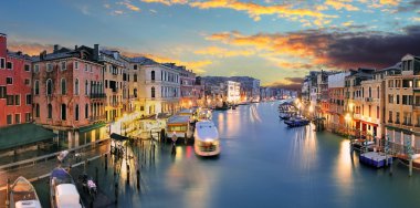 Ponte Rialto ve gün batımında gondol Venedik, İtalya