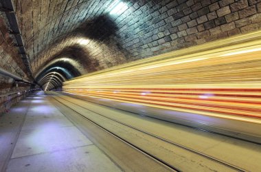 Yeraltı tren, taşımacılık hareketli istasyonu.