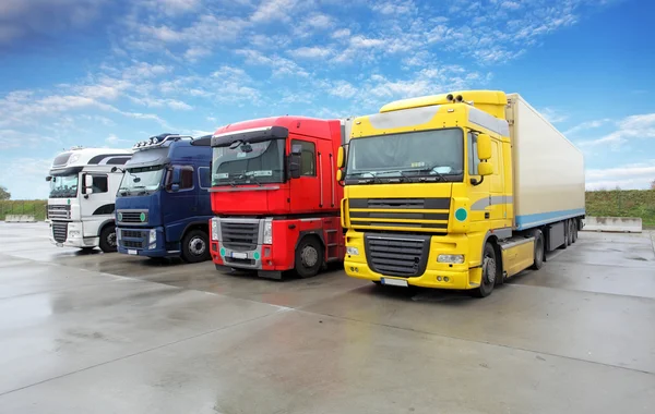 Camión en almacén - Transporte de carga — Foto de Stock