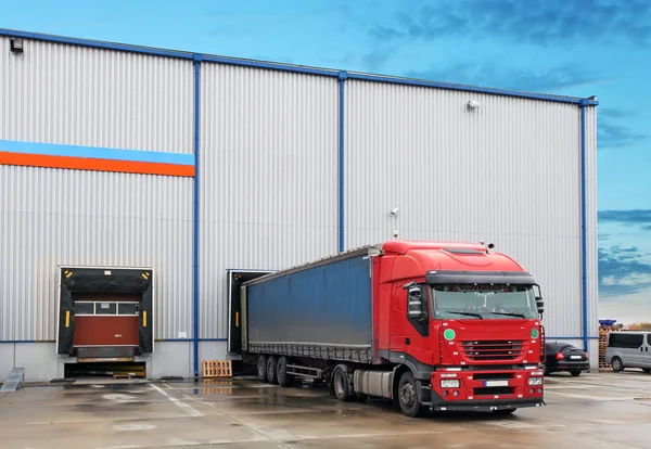 Lading vrachtwagen bij magazijn gebouw — Stockfoto