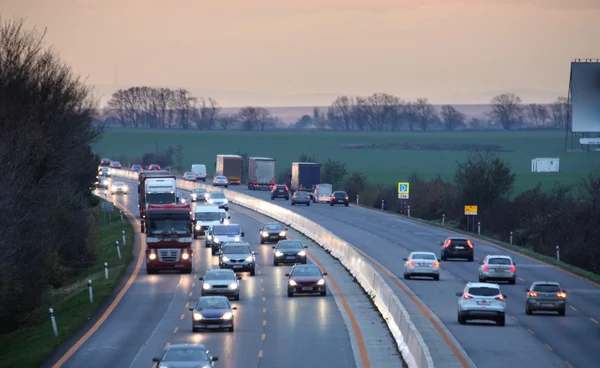 Vervoer op snelweg met auto 's — Stockfoto