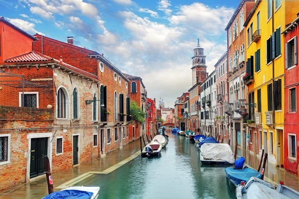 Venedig Kanal mit Schiff — Stockfoto