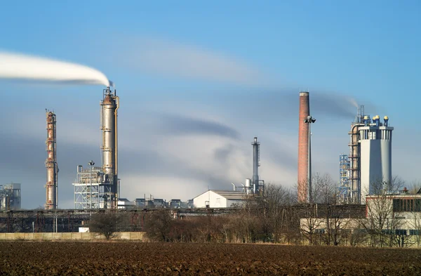 Usine avec pollution atmosphérique — Photo