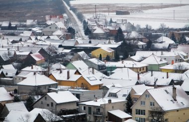 Kış, hava köyde evde.