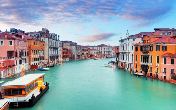 Canal Grande z Bazyliką Santa Maria della Salute w Wenecji — Zdjęcie stockowe