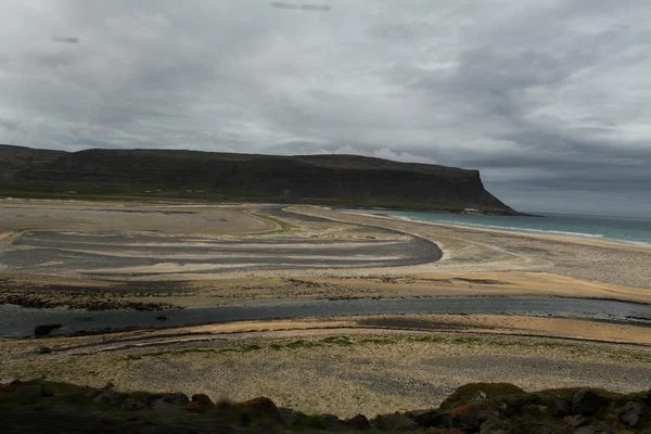 Fiordi sorgono dal mare nella penisola di Westfjords, nord-ovest — Foto Stock