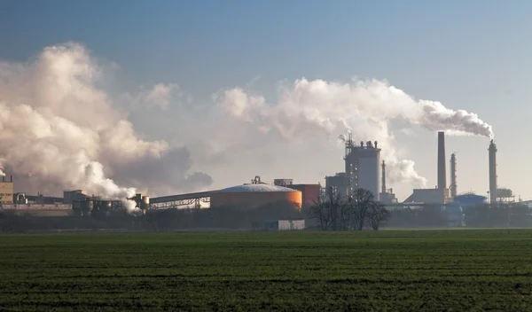 Pollution atmosphérique provenant des cheminées de fumée d'usine — Photo