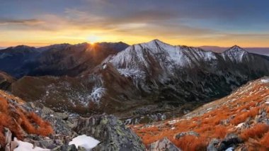 Renkli gündoğumu dağ manzara panorama, Slovakya