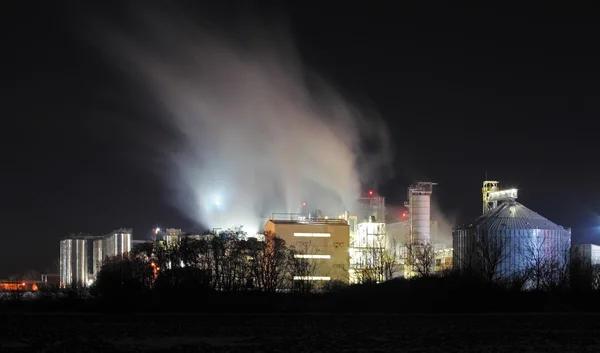 Refinería por la noche — Foto de Stock