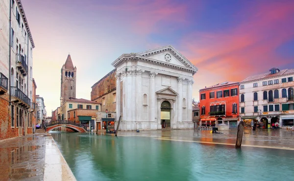 Kościół i kanał w Wenecji - Campo San Barnaba — Zdjęcie stockowe