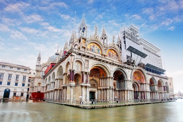 Basilica di San Marco alatt érdekes felhők, Velence, Olaszország — Stock Fotó