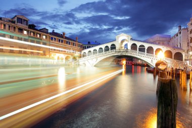 Ponte Rialto ve gün batımında gondol Venedik, İtalya
