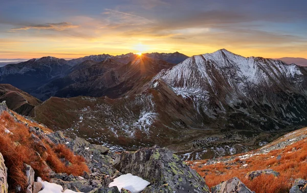 Coucher de soleil montagne automne Tatra paysage, Slovaquie — Photo