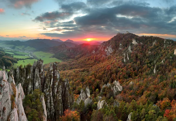 在秋天，Sulov 斯洛伐克山地森林景观 — 图库照片