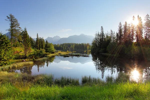 Tó Szlovákiában hegy, Strbske pleso — Stock Fotó