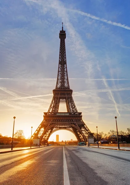 Paris, Eyfel Kulesi, gündoğumu. — Stok fotoğraf