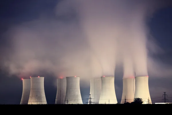 夜の原子力発電所 — ストック写真