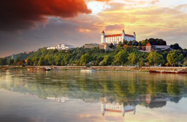 Gün batımında Bratislava Kalesi, Slovakya