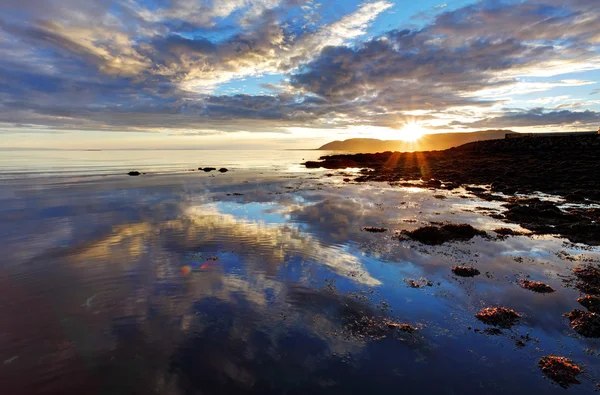 Pôr do sol no mar na Islândia — Fotografia de Stock