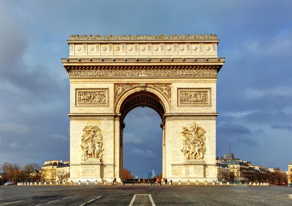 Fotvalvet triumf (Triumfbågen) med dramatisk himmel, Paris, Fran — Stockfoto