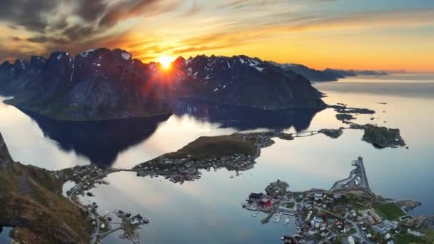 Montagna costa paesaggio al tramonto, Norvegia movimento — Video Stock