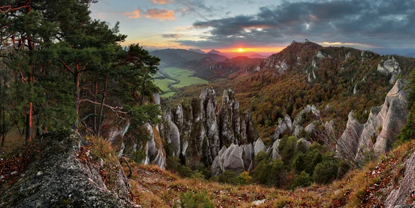 Montagna autunnale al tramonto con rocce — Foto Stock