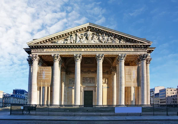 Пантеон в Париже с голубым небом — стоковое фото