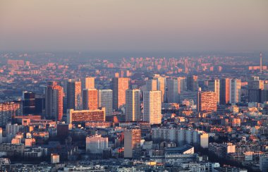 Paris şehir panoraması - gün batımında havadan görünümü