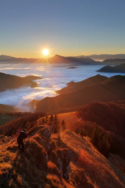 Coucher de soleil de montagne paysage d'automne en Slovaquie — Photo