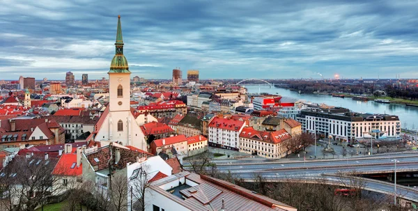 Panoráma města Bratislava v noci — Stock fotografie