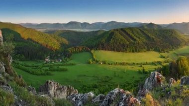 Bahar ve yaz aylarında Slovakya dağ - Motion video